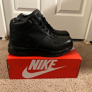 SZ 12 NIKE BOOTS